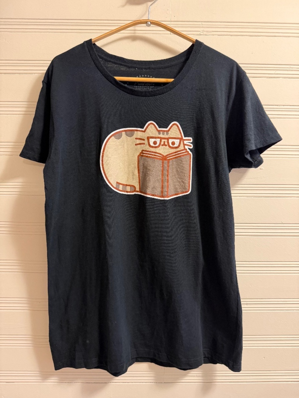 Pusheen The Cat Reading Book Black Graphic T-Shirt Women’s Large